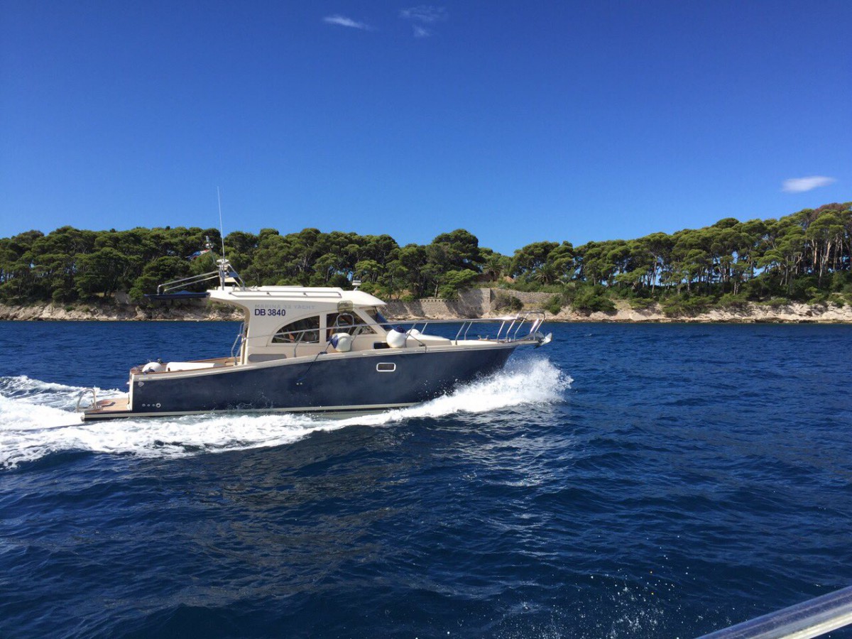 marina 32 yacht